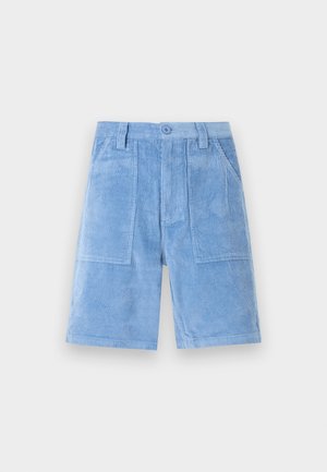 Világoskék kordbársony térdig érő rövidnadrág elülső foltzsebekkel, övbújtatókkal és gombos derékpánttal.