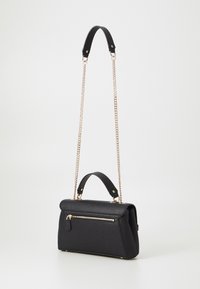 Borsa nera in pelle con un design strutturato, dotata di manico superiore, tracolla a catena e una tasca con zip frontale in materiale testurizzato.