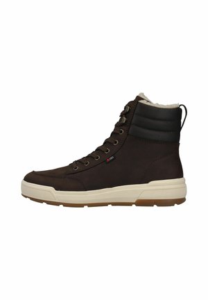Dunkelbrauner hoher Stiefel mit schwarzem gepolstertem Kragen, cremefarbiger Sohle, Schnürung vorne und weißem Fleecefutter, das oben sichtbar ist.