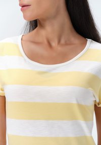 Gul- og hvidstribet T-shirt i blød stof, med scoop halsudskæring, korte ærmer og en afslappet pasform, med fokus på vandrette mønstre.