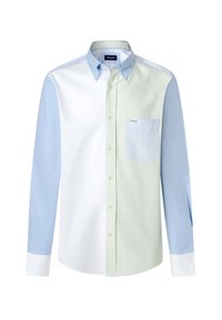 Camisa de botones de manga larga que presenta una mezcla de secciones en blanco, verde y azul claro, con un bolsillo a rayas y puños blancos en contraste.