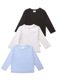 Drei Langarmhemden: schwarz, weiß und hellblau. Aus weichem Stoff mit runden Ausschnitten und Knopfdetails auf dem blauen Hemd.