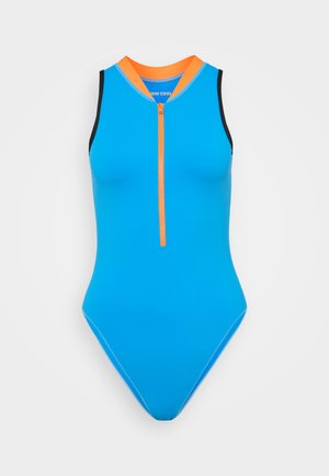 Kék egyrészes fürdőruha magas nyakkivágással, narancssárga cipzárral és fekete karöltő akcentussal. Sima, rugalmas anyagból készült.