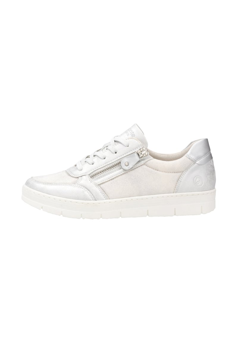 Baskets blanches avec des accents argentés, tige texturée, fermeture à lacets et zip sur le côté. Semelle blanche épaisse pour le confort et le maintien.