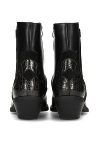 Botas de tobillo negras con un empeine de cuero liso y detalles texturizados con patrón de cocodrilo. Tienen un tacón bajo y paneles laterales elásticos.