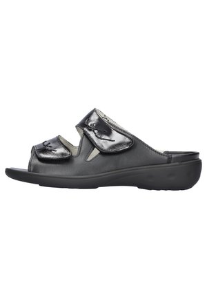 Sandaletto ortopedico nero con punta aperta, due cinturini regolabili lucidi e suola imbottita progettata per comfort e supporto.