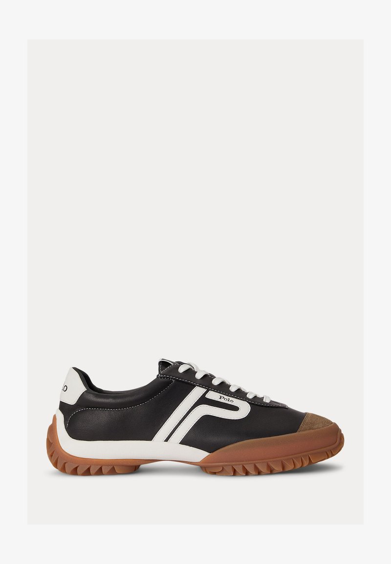 Μαύρο sneaker χαμηλού τύπου με λευκά κορδόνια, λευκές ρίγες, καφέ σόλα και λογότυπο "Polo" στη πλευρά και στην πτέρνα.