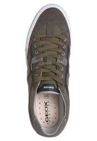 Baskets vert olive avec empeigne en suède et tissu, fermeture à lacets, semelle en caoutchouc et logo Geox. L'intérieur comprend une semelle perforée pour la respirabilité.