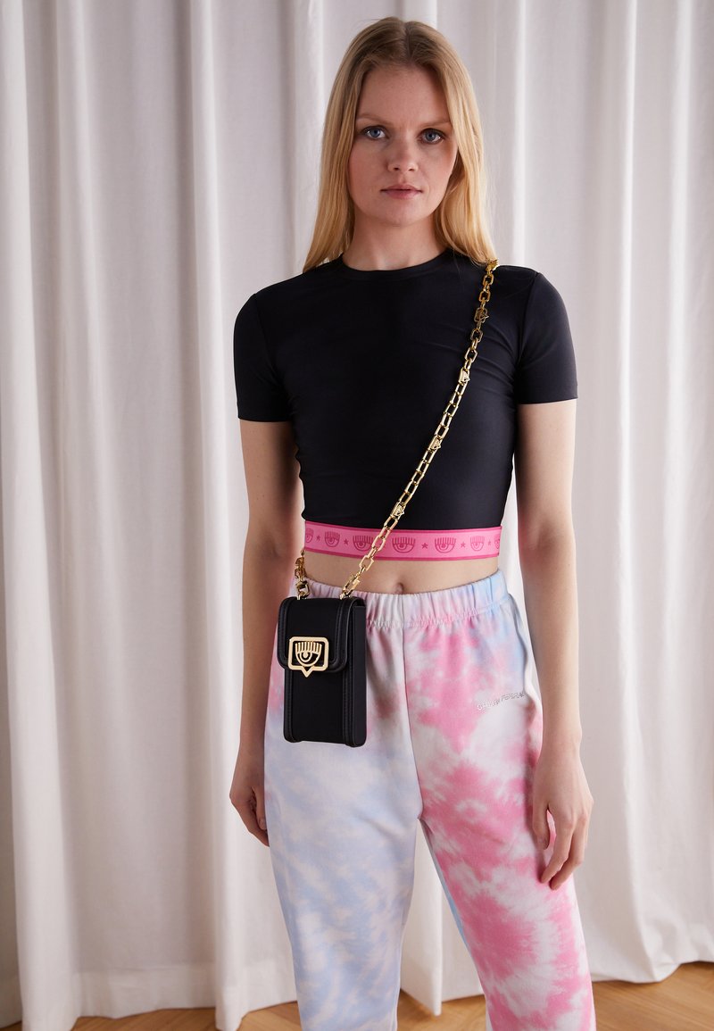 CHIARA FERRAGNI RANGE EYELIKE FRAME SKETCH Umhängetasche black/schwarz Zalando.at