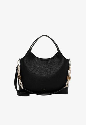 Melna ādas rokassoma ar granulētu faktūru, aprīkota ar īsu rokturi un noņemamu plecu siksnu ar pamanāmu ķēdes akcentu.