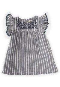 Robe rayée grise et blanche, avec des manches froncées, de la broderie florale et un bas évasé. Fabriquée en tissu léger.