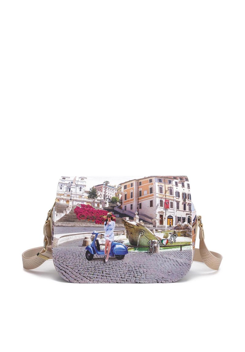 Borsa a spalla in tela con un'illustrazione di un paesaggio urbano, uno scooter blu, accenti floreali e una citazione. Cinghia chiara e forma arrotondata.