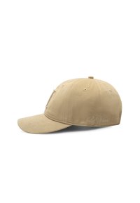 Beige sapka puha szövet felülettel, strukturált koronával, ívelt vizorral és hímzett "Les Deux" logóval az oldalon. Négy szellőzőnyílás található rajta.