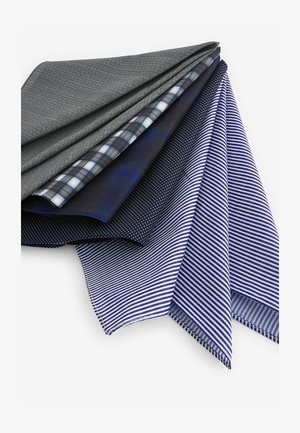 Penki audinio nosinaitės, įvairių tamsiai mėlynų ir pilkų raštų, įskaitant dryžius, langelius ir taškelius. Minkštas paviršius, tvarkingai sulankstytos.