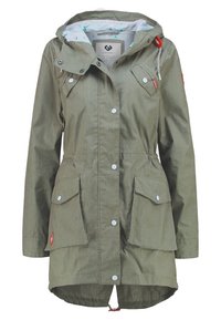 Oliwkowa kurtka z fakturowanej tkaniny, regulowany kaptur, dwie kieszenie na piersi oraz dwie kieszenie boczne. Posiada zatrzaski i dłuższy tył.