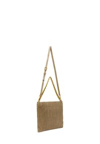 Beige struktureret håndtaske med en plisseret design, justerbar læderrem og en guldkæde accent, præsenteret mod en hvid baggrund.