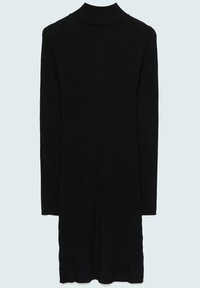 Robe noire en maille à col roulé, avec des manches longues, texture côtelée, silhouette ajustée et longueur mi-mollet.