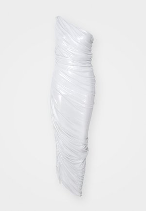 Bijela haljina s jednim ramenom izrađena od sjajnog, naboranog materijala. Ima prilagođeni siluetu s nabranom teksturom i elegantnim završetkom.
