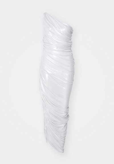 Balta vienas pleca kleita, kas izgatavota no spīdīga, krokota materiāla. Tam ir pieguloša silueta ar savilkta tekstūru un gludu apdari.