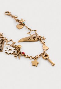 Braccialetto in bronzo con vari charm: stelle, un cuore, un'ala, un fiore e una chiave, arricchito da dettagli intricati e accenti colorati.