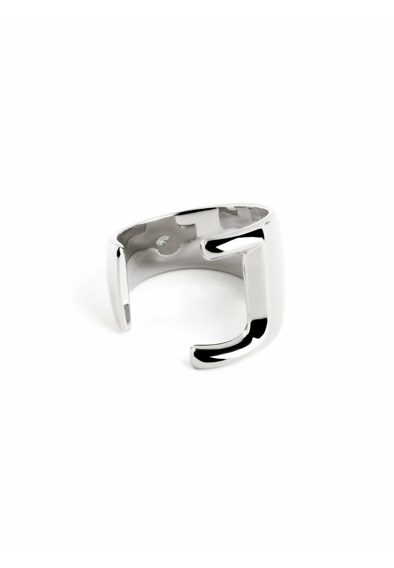 Anello in argento con finitura lucida, caratterizzato da un design aperto unico con una prominente forma della lettera 'J' nella parte frontale, superficie liscia.