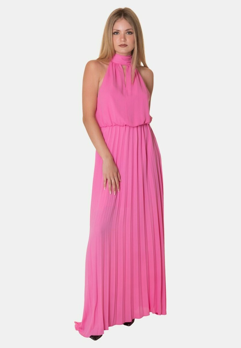 Abito maxi di un vivace rosa, con collo all'americana, design plissettato e silhouette fluida, realizzato in tessuto morbido e leggero.