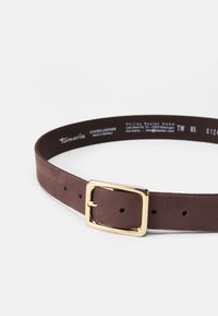 Braun beschichteter Leder-Gürtel mit einer goldenen quadratischen Schnalle und mehreren Löchern zur Anpassung. Glatte Textur mit minimalistischem Design.