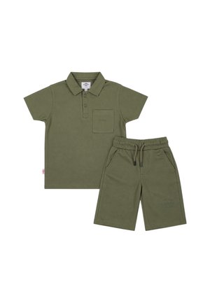 Polo manches courtes côtelé vert olive avec poche poitrine et short assorti avec taille élastique et cordon.