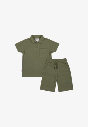 Polo manches courtes côtelé vert olive avec poche poitrine et short assorti avec taille élastique et cordon.