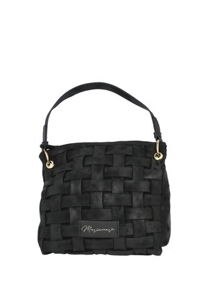 Bolso de cuero negro tejido con textura suave, forma rectangular y una correa corta para el hombro. Cuenta con un detalle de herrajes en tono dorado.