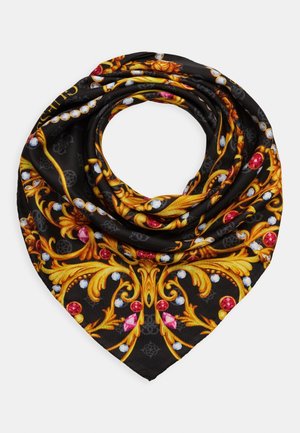 Vierkante zijden sjaal tot een driehoek gevouwen, zwarte achtergrond met ingewikkelde gouden barokpatronen en rode, witte edelsteenaccenten.
