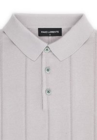 Jasnoszara koszulka polo z teksturowanym wzorem dzianiny, z klasycznym kołnierzykiem, trzema guzikami i subtelnymi paskami w pionie. Widoczna metka marki.