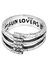 Ringen i sterlingsilver har tre texturerade band med mörka accenter, graverad med "SOLÄLSKARE", och en liten solmotif. Märkt 925.