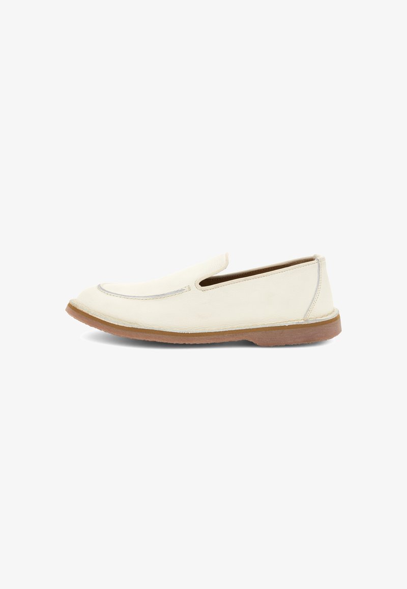 Mocassin blanc en cuir à enfiler avec semelle marron, talon bas et détails de couture minimalistes sur fond blanc.