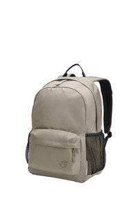 Sac à dos en tissu beige avec des bretelles rembourrées, une poche zippée à l'avant et des poches latérales en maille. Présente un discret logo sur le devant.