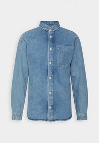 Camicia di jeans azzurro chiaro, maniche lunghe, davanti con bottoni, colletto a punta, tasca sul petto singola e leggera scoloritura nella trama del tessuto.