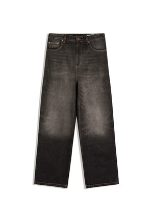 Czarne dżinsy z szerokimi nogawkami, wyblakłym praniem, pięcioma kieszeniami, zapięciem na guzik i szlufkami na pasek, rozłożone na płasko na białym tle.