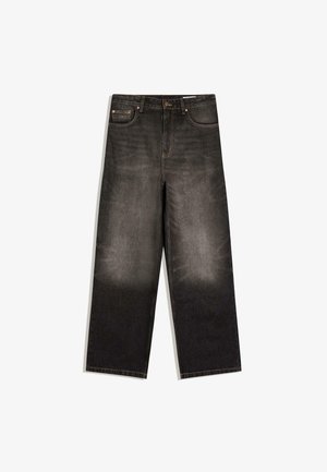 Fekete, bőszárú farmer, kifakult mosással, öt zsebbel, gombos záródással és övszalagokkal, fehér háttéren laposan elhelyezve.