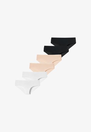Seks sømløse bikiniunderbukser i hvid, beige og sort, arrangeret diagonalt på en hvid baggrund.
