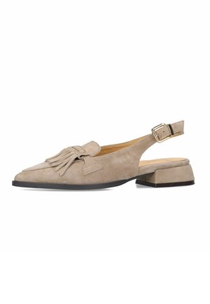 Chaussure plate slingback en daim beige avec bout pointu, détail de franges à pampilles et petit talon bloc avec bride à boucle dorée.