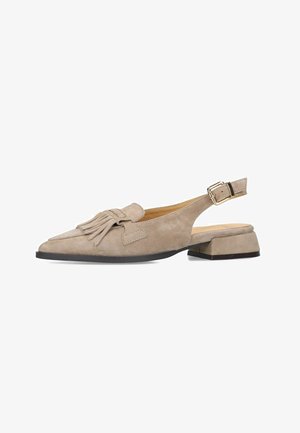 Beige suède slingback platte schoen met puntige neus, kwastdetail en lage blokhak met gouden gesp.