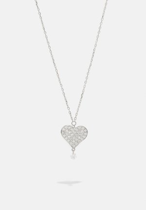Collana in argento con pendant a forma di cuore incastonato di diamanti, con un piccolo accent gemma a goccia nella parte inferiore.