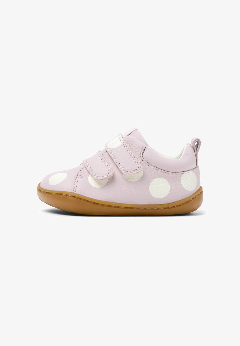 Scarpa per bambino piccoli di colore rosa chiaro con grandi pois bianchi, due cinturini in Velcro e suola in gomma marrone, vista laterale.