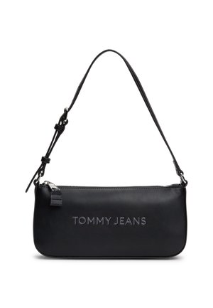 Schwarze rechteckige Schultertasche mit Reißverschluss und verstellbarem Träger, mit eingeprägtem "TOMMY JEANS"-Logo auf der Vorderseite.