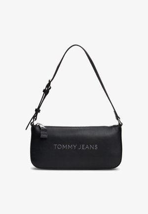 Schwarze rechteckige Schultertasche mit Reißverschluss und verstellbarem Träger, mit eingeprägtem "TOMMY JEANS"-Logo auf der Vorderseite.