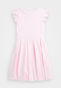 Rosa randig klänning med korta ärmar, figurnära liv och en utsvängd kjol med veck. Tillverkad av mjukt, elastiskt tyg.