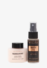 Transluzenter Backpulver in einem gefrosteten Glas mit schwarzem Deckel, neben einer klaren Sprühflasche, die mit "Matte Fix" beschriftet ist und einen schwarzen Verschluss hat.