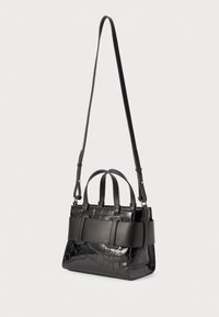 Borsa nera in pelle con stampa a coccodrillo, dotata di doppi manici, tracolla regolabile e una larga fascia in pelle che la contorna.