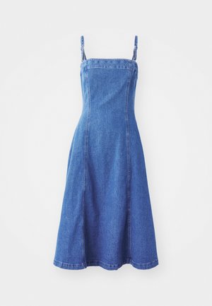 Jeanskleid mit tailliertem Oberteil, verstellbaren Trägern, schwingendem Rock, mittlerem Blauton und sichtbaren Nahtdetails. Glatte Textur.