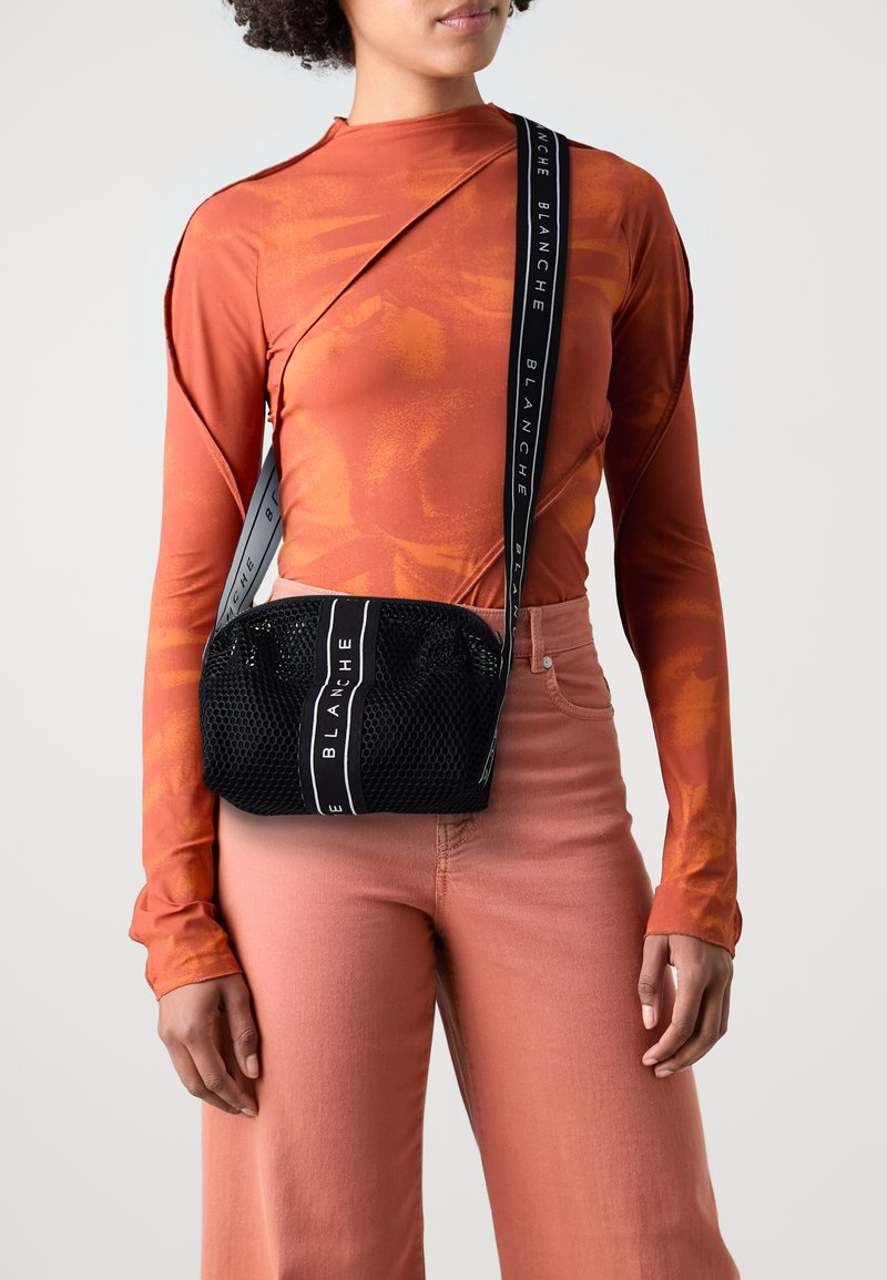 BLANCHE CROSSOVER BAG - Torba čez telo - black